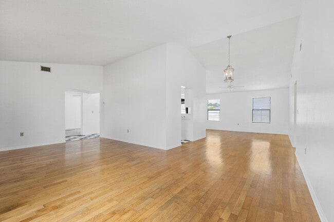 Building Photo - 809 Kara Cir
