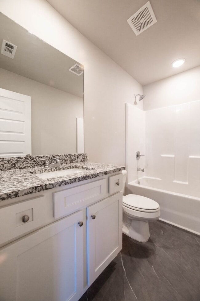 Building Photo - 4 Bed 2.5 Bath home in Gainesville!