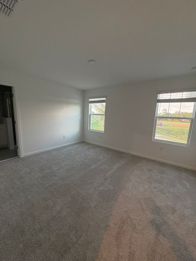 Building Photo - Modern 3-Bed, 3-Bath Townhome in Winter Sp...