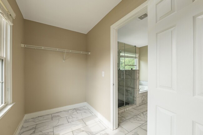 Building Photo - 315 Foe Creek Dr