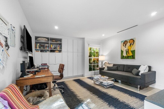 Building Photo - 2320 Las Casitas Dr