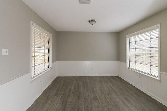 Building Photo - 4652 Benoit Dr