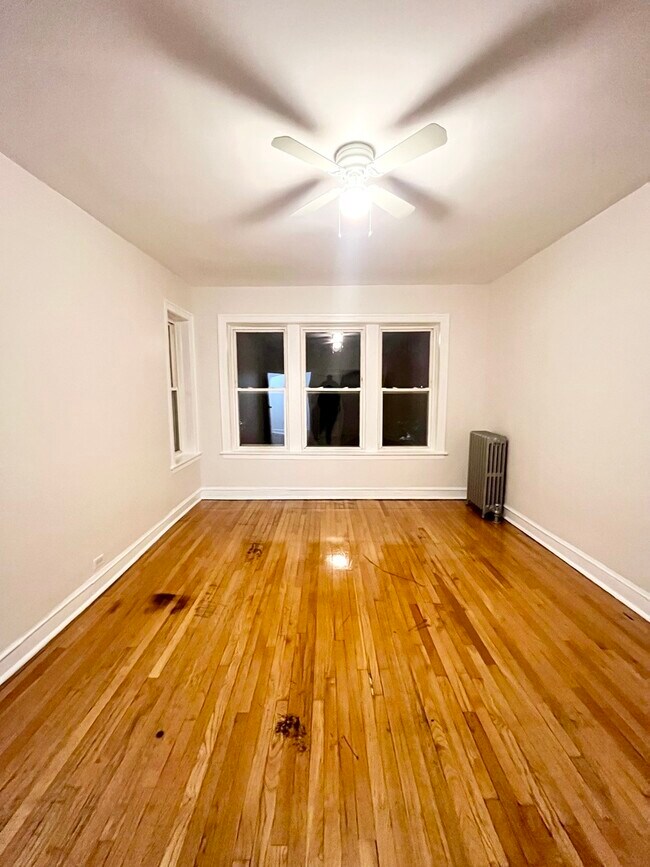 Building Photo - 4302 W Shakespeare Ave