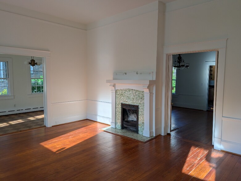 Building Photo - 809 Simpson St