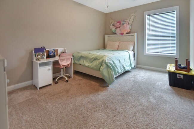 Building Photo - Pet Friendly Three Bedroom!