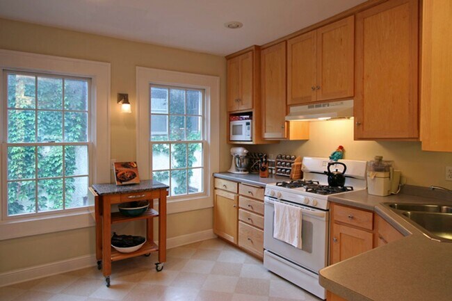 Building Photo - 3910-3912 Thomas Ave South