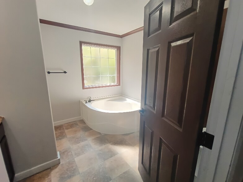 Building Photo - 92 Deerwood Park