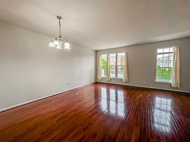 Building Photo - Beautiful and Spacious 3 Bed 2/2 Bath Bric...