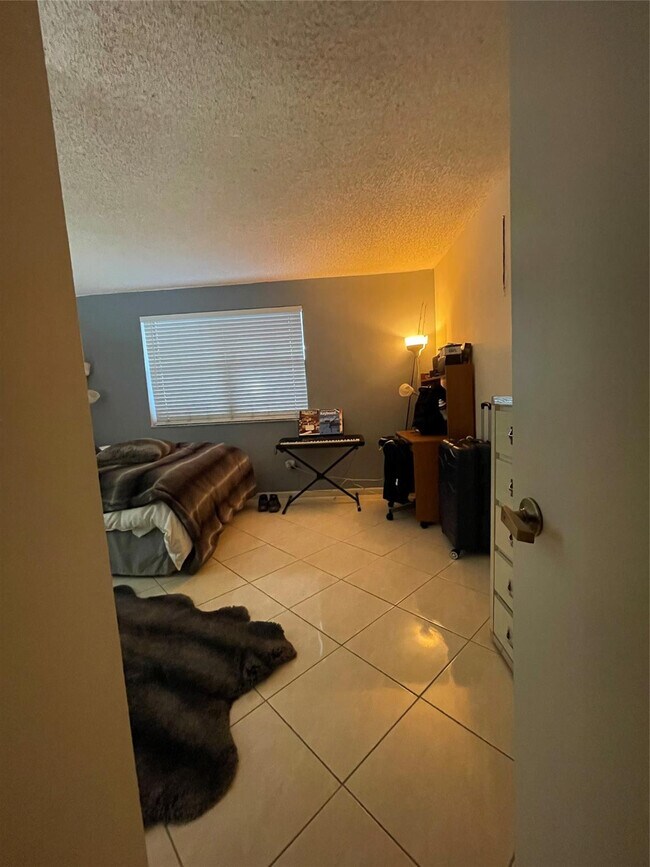 Building Photo - 16141 Blatt Blvd