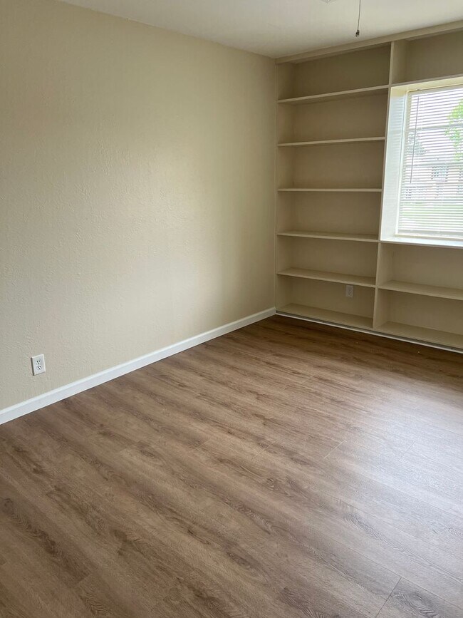 Building Photo - Beautiful 3Bd/1.5Ba Townhouse in a Highly Desirable Hayward Neighborhood!