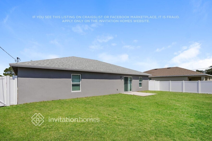 Building Photo - 1042 SW Del Rio Blvd