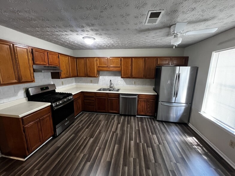 Building Photo - 6617 Meadow Green Cir