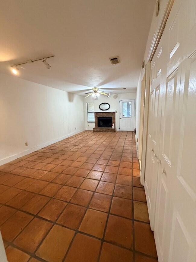 Building Photo - Pool + Pet Friendly + Close to FSU & TSC!