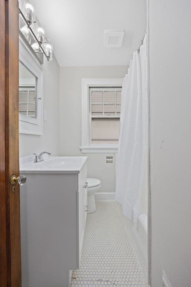 Building Photo - HYDE PARK -Move In This Week, Get $500 Bac...