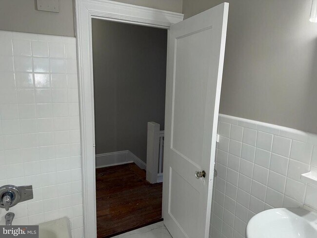 Building Photo - 645 E High St