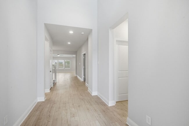 Building Photo - 1224 Redcoat Dr
