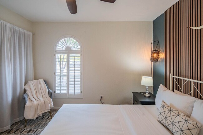 Building Photo - 6411 E Thunderbird Rd