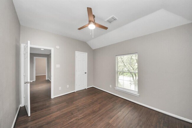 Building Photo - 1302 Raintree Cir