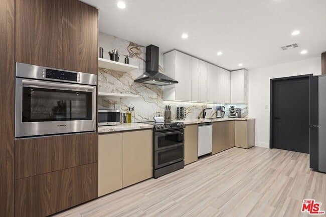 Building Photo - 9289 Swallow Dr