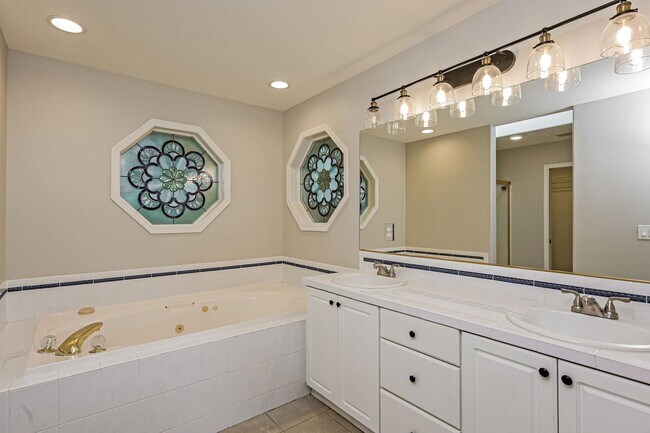 Building Photo - 3 Bed 2.5 Bth Upper Floor Unit + A/C + Fireplace + Large Deck
