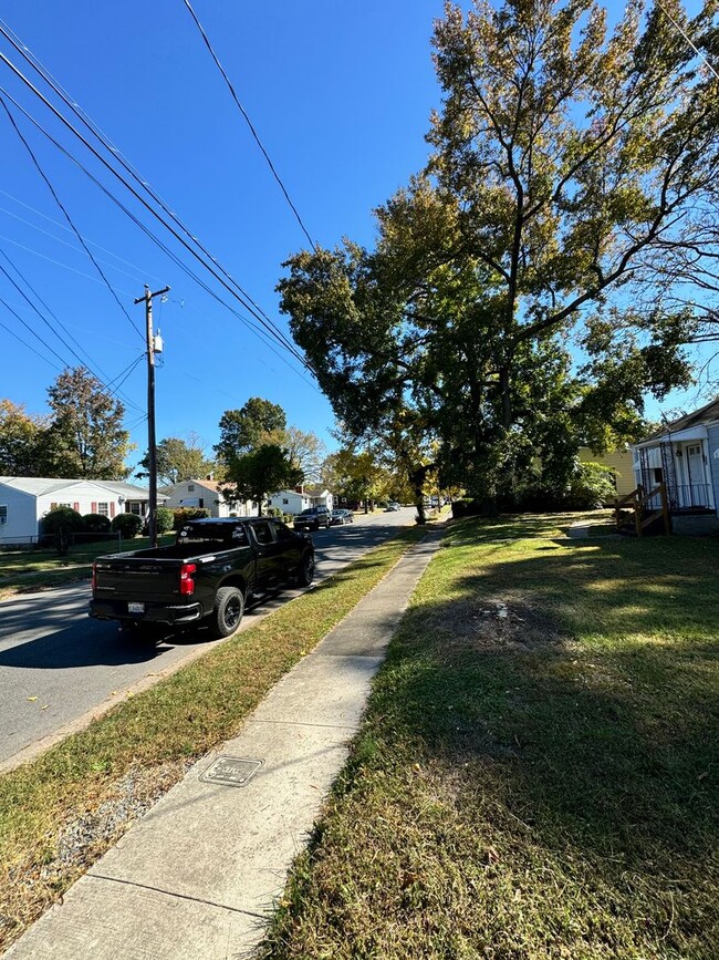 Building Photo - 3 bed 1 bath house With Central Hvac Fence...