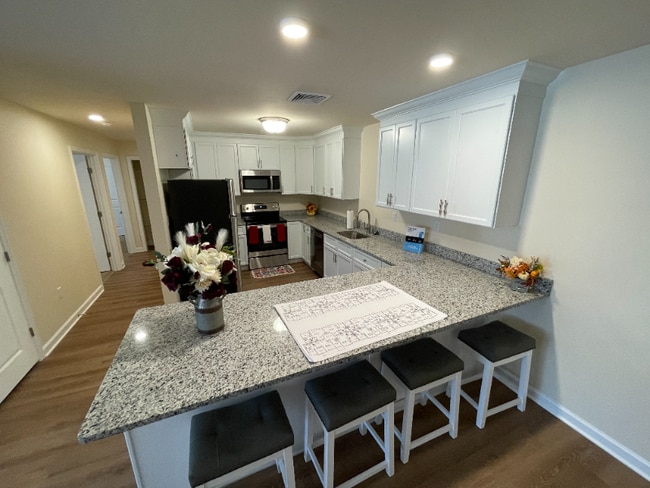 Building Photo - 540 Northend Dr