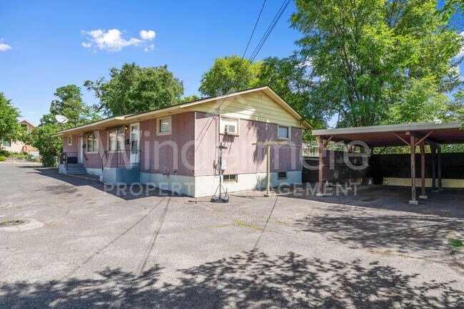 Building Photo - 902 E Rockwell Ave