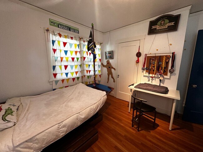 Building Photo - WestMoreland Gem! Portland Original, Huge deck, great backyard pets ok!