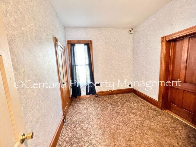 Building Photo - Historic home centrally located and beauti...