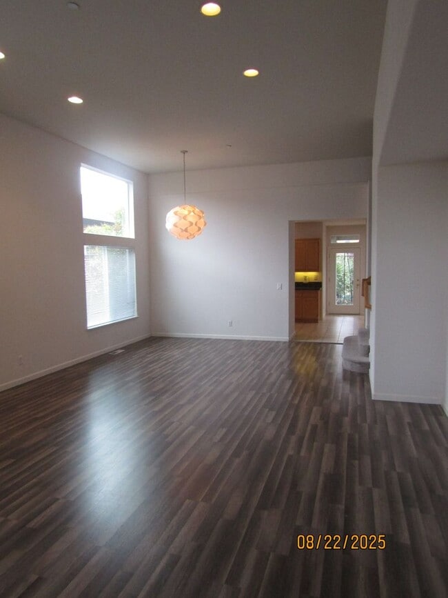 Building Photo - Beautiful Home Near Golf Course!! Brand ne...