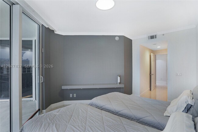 Building Photo - 4775 Collins Ave