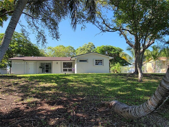 Building Photo - 13920 Kendale Lakes Blvd