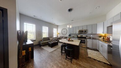 Building Photo - Beautiful Loft Apartment in the Heart of D...