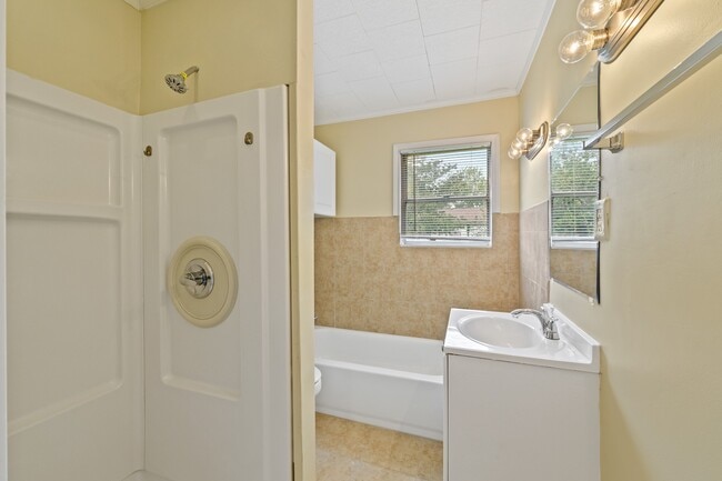 Building Photo - 821 Miller St