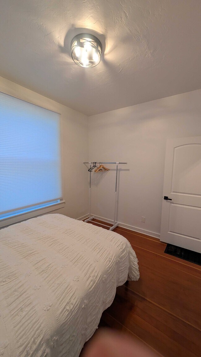 Building Photo - 405 N Cloverdale Blvd