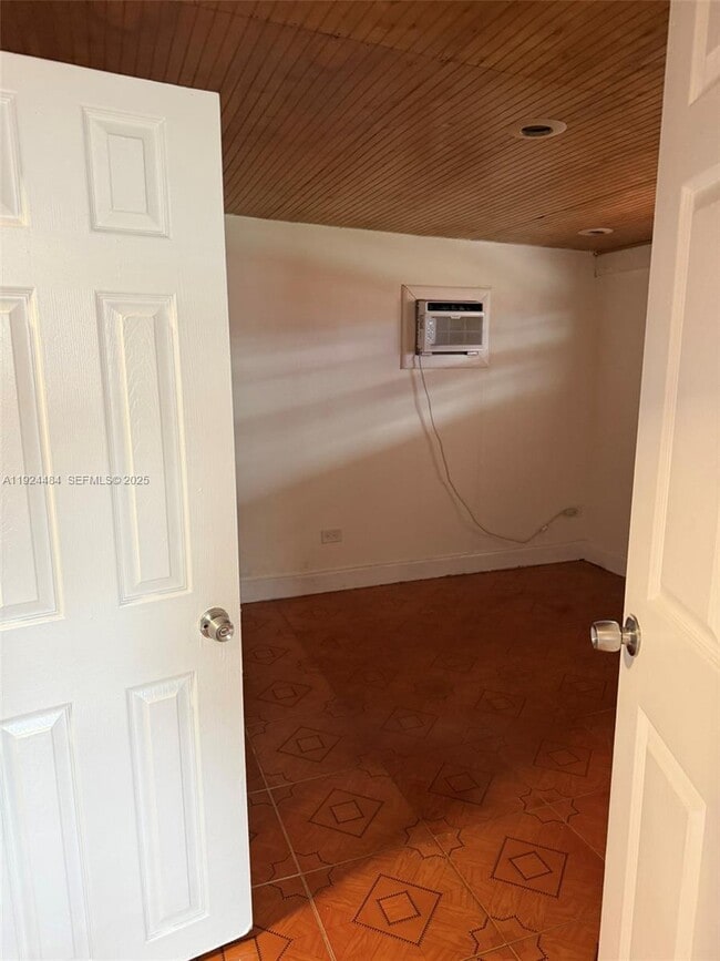 Building Photo - 791 E 21st St