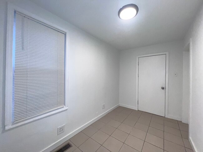 Building Photo - 8919 S Muskegon Ave