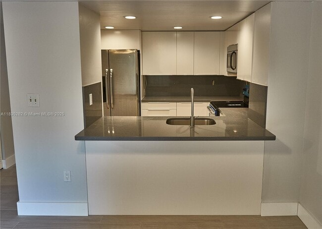 Building Photo - 10042 SW 77th Ct