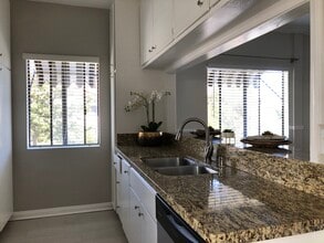 Building Photo - 1845 Holmby Townhome - MUST SEE!