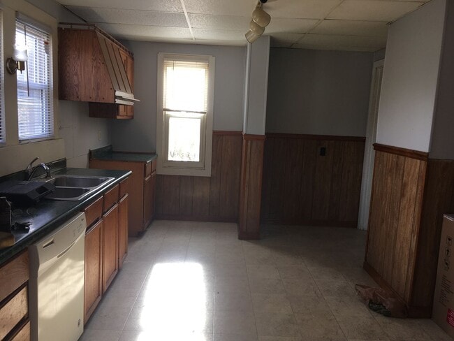 Building Photo - Spacious 3 Bedroom and 1.5 Bath