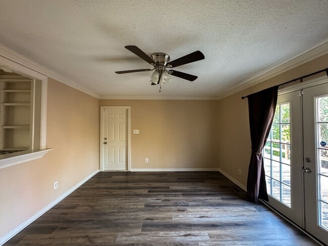 Building Photo - Charming 3 Bed 1.5 bath in College Lakes