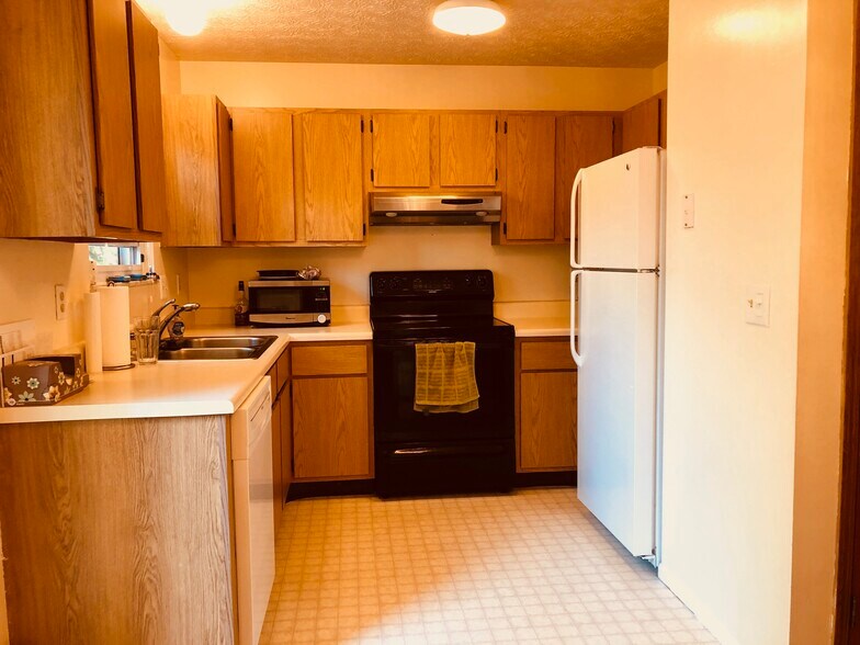 Building Photo - 8179 Rochester Way