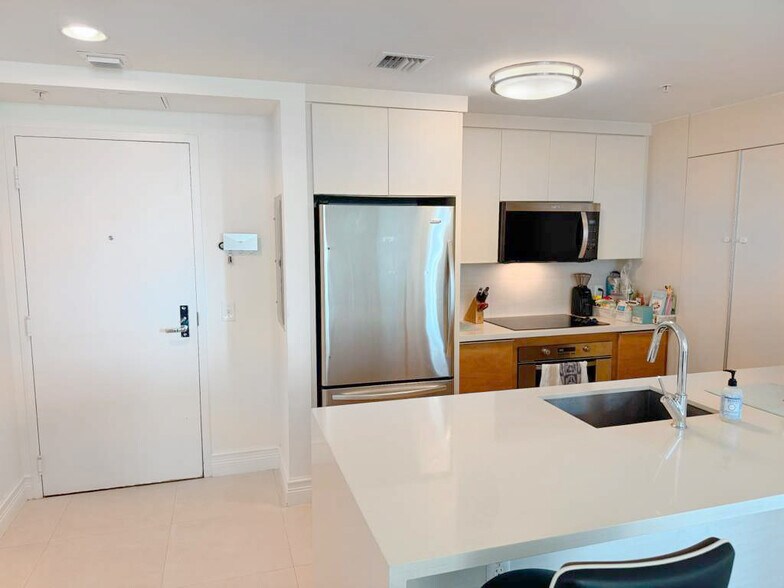 Building Photo - 300 S BISCAYNE