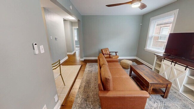 Building Photo - Furnished 3 Bed 1 Bath with Fenced Backyard