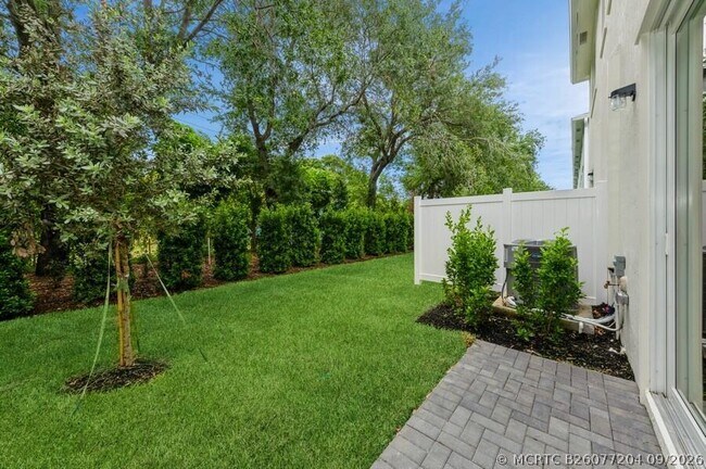 Building Photo - 4547 Hollister Ave