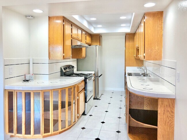 Building Photo - Wonderful, Fresh, Bright & Beautiful Two-S...