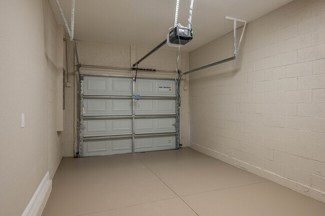 Building Photo - 1091 Oak Hammock