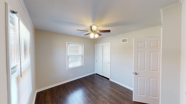 Building Photo - 6010 E 18th St