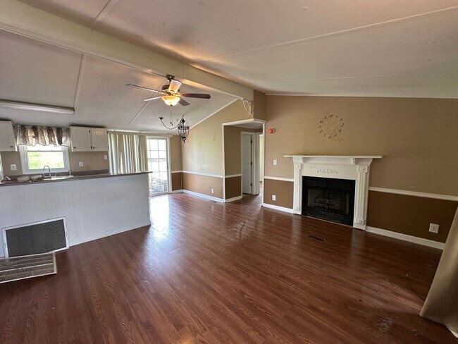 Building Photo - Christiansburg, 3 BR / 2 BA Available Now