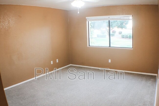 Building Photo - 2146 W Isabella Ave